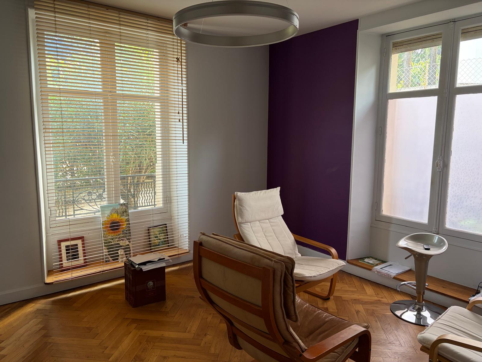 Espace lumineux du cabinet avec fauteuils.